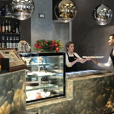 地拉那竞技场酒店 4*