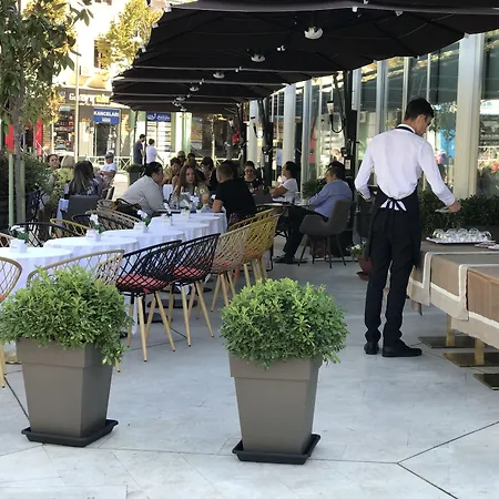 地拉那竞技场酒店 4*